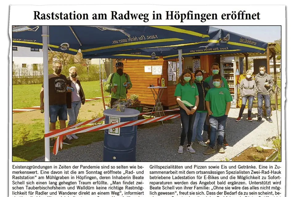 Im April 2021 eröffnete Beate Schell (hinten rechts) die Rad- und Raststation am Mühlgraben. Foto: Brosch